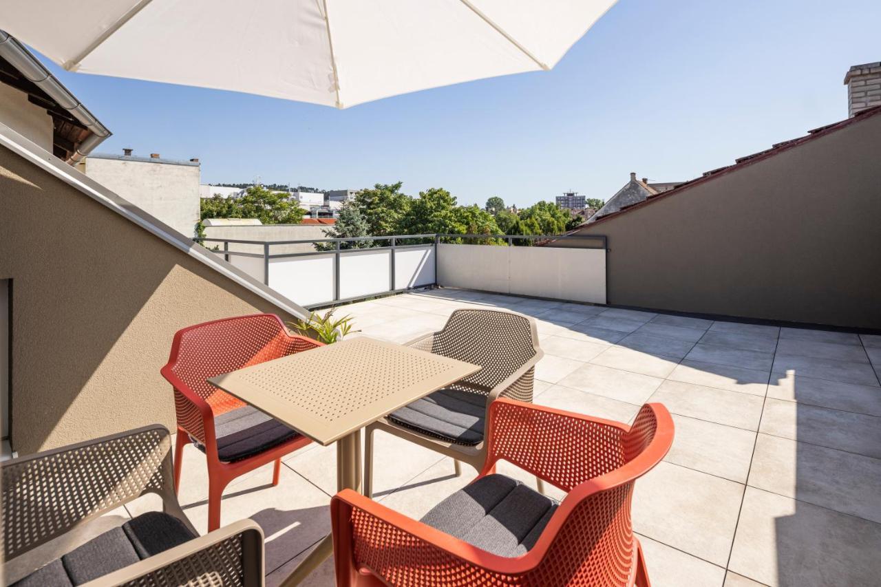 Vi&La - Apart House Piestany Bagian luar foto