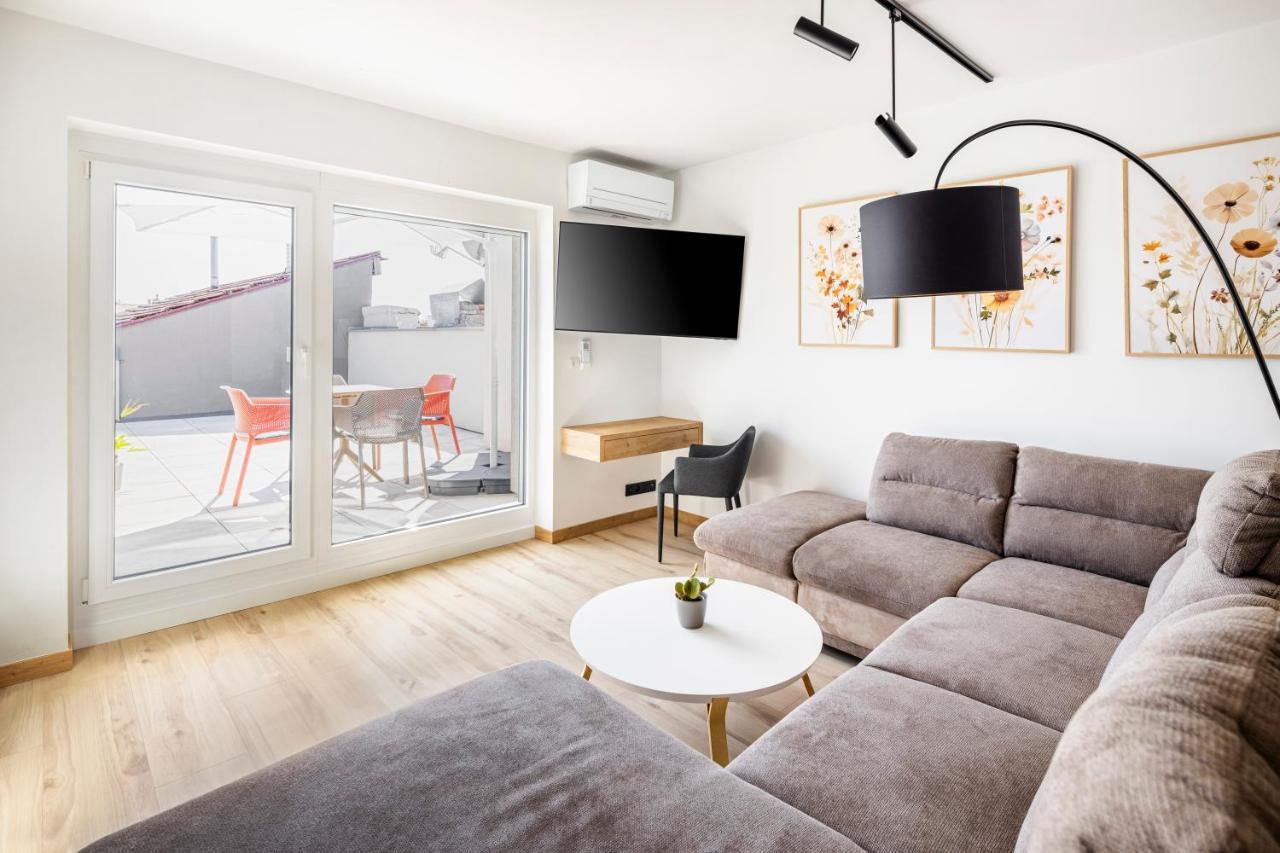 Vi&La - Apart House Piestany Bagian luar foto
