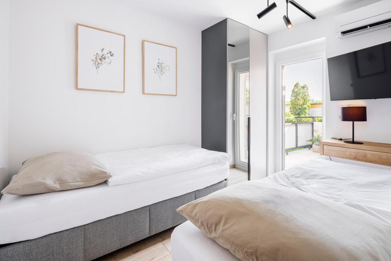 Vi&La - Apart House Piestany Bagian luar foto