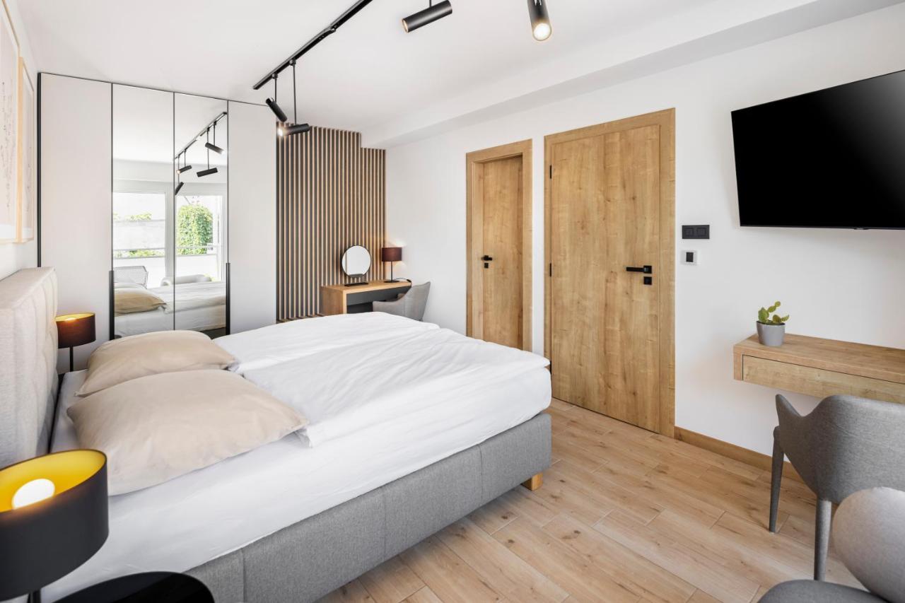 Vi&La - Apart House Piestany Bagian luar foto