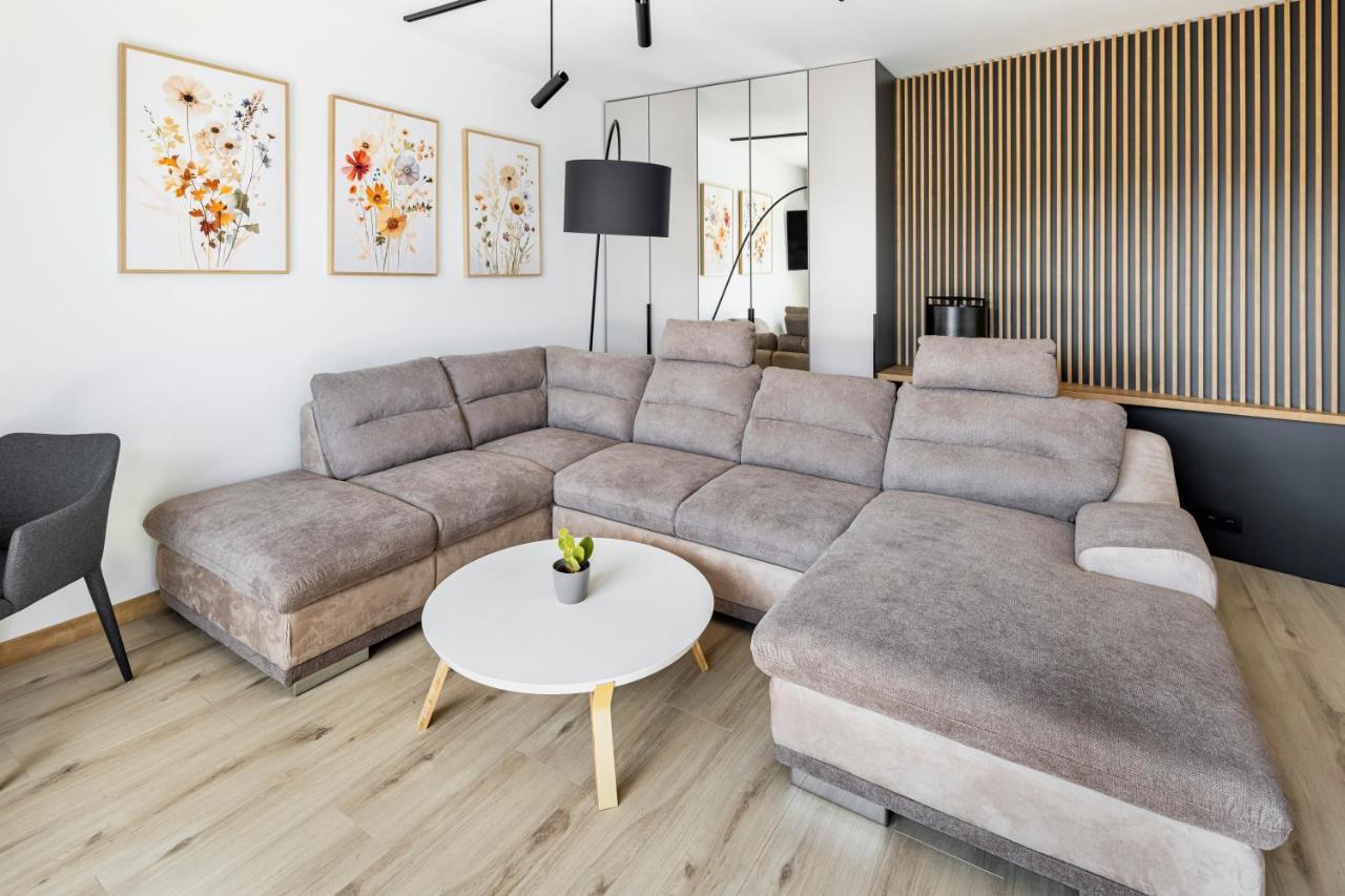 Vi&La - Apart House Piestany Bagian luar foto